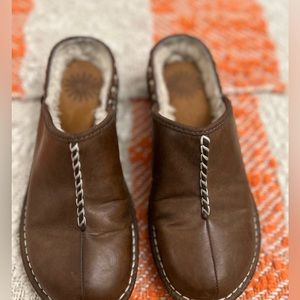 UGG Australia Slip On Clogs Slippers Tan Clog slippers  shoes Size 7